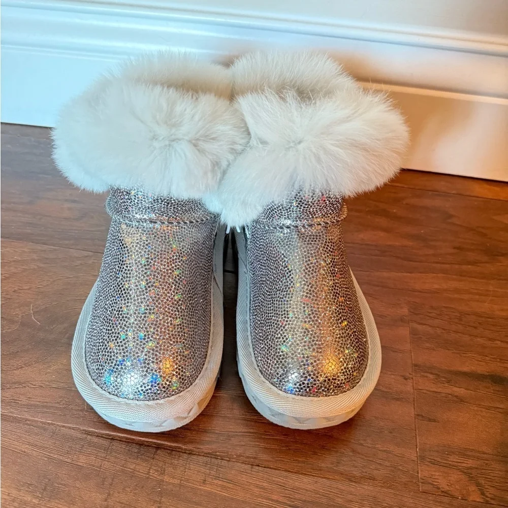 NWOT Doe A Dear Silver Glitter and White Fur Lined BootsSize 9.5